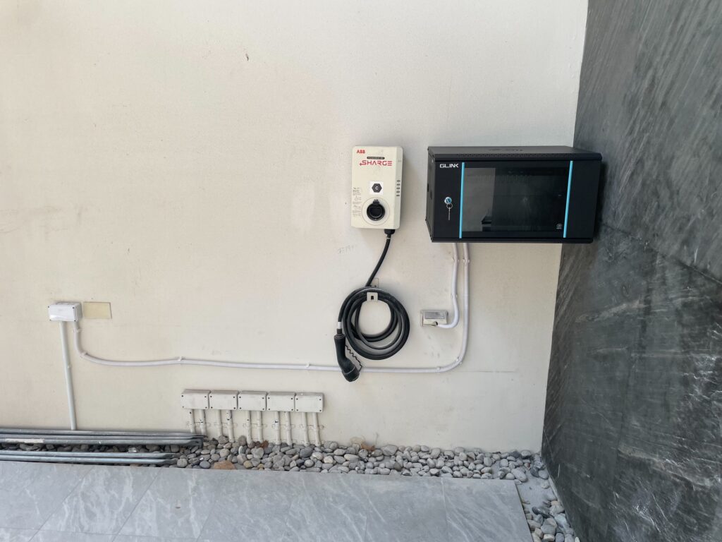 Installation photo of Full View Garage Door for Residential Projects in Bangkok by OZ DOOR (10)