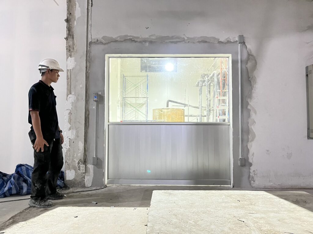 ภาพผลงานติดตั้งประตูบานเลื่อนอัตโนมัติอุตสาหกรรม สำหรับคลีนรูมและ GMP ที่สมุทรสาคร โดย OZ DOOR (3)