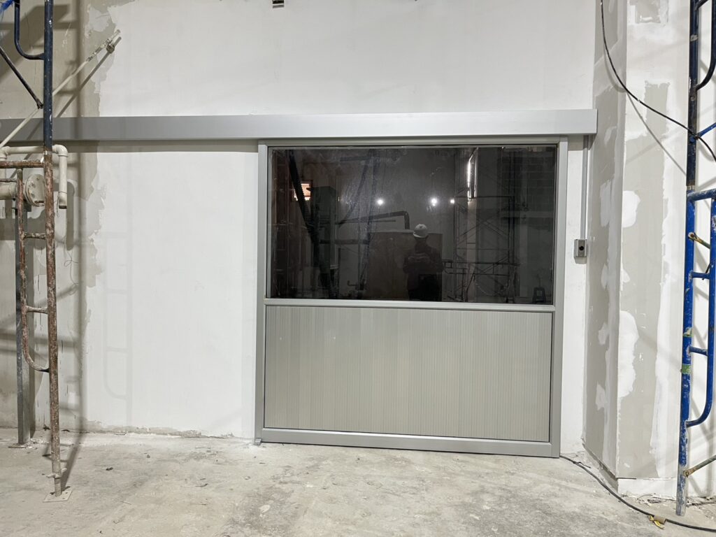 ภาพผลงานติดตั้งประตูบานเลื่อนอัตโนมัติอุตสาหกรรม สำหรับคลีนรูมและ GMP ที่สมุทรสาคร โดย OZ DOOR (5)