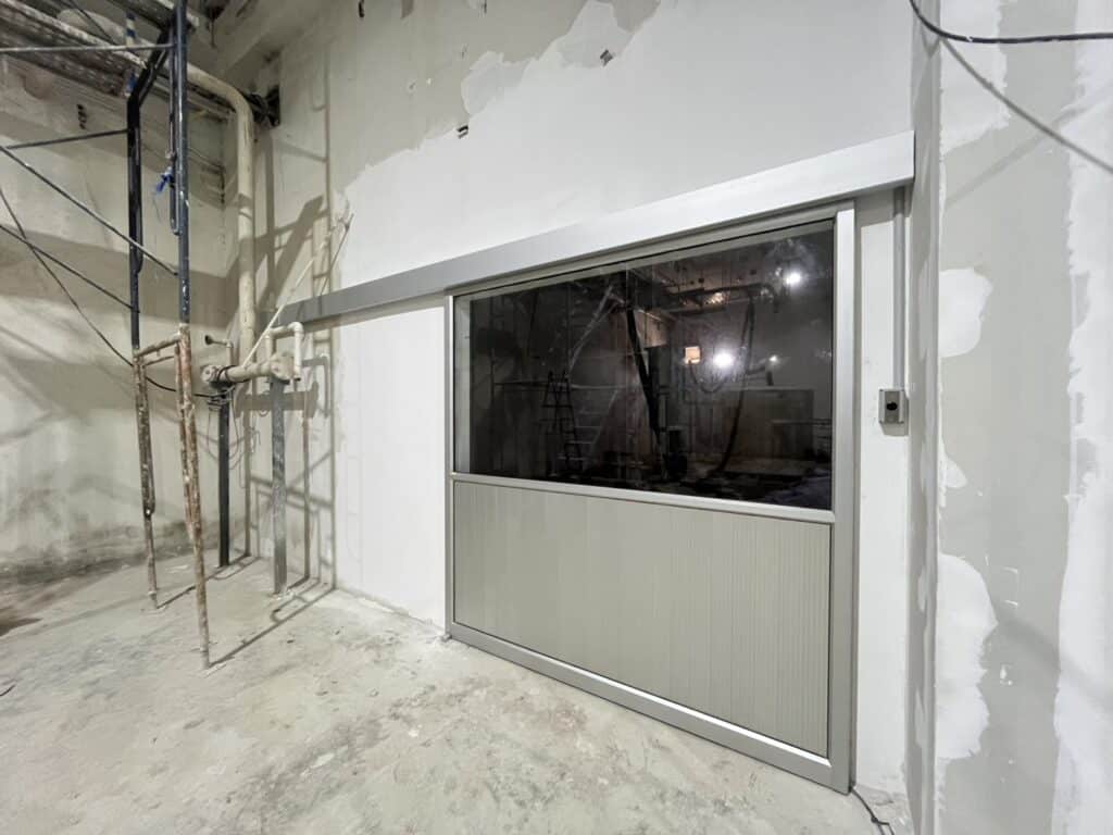 ภาพผลงานติดตั้งประตูบานเลื่อนอัตโนมัติอุตสาหกรรม สำหรับคลีนรูมและ GMP ที่สมุทรสาคร โดย OZ DOOR