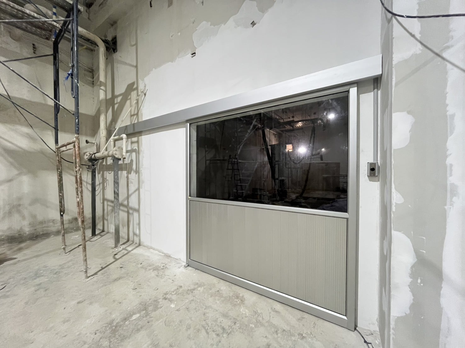 ภาพผลงานติดตั้งประตูบานเลื่อนอัตโนมัติ สำหรับคลีนรูมและ GMP ที่สมุทรสาคร โดย OZ DOOR