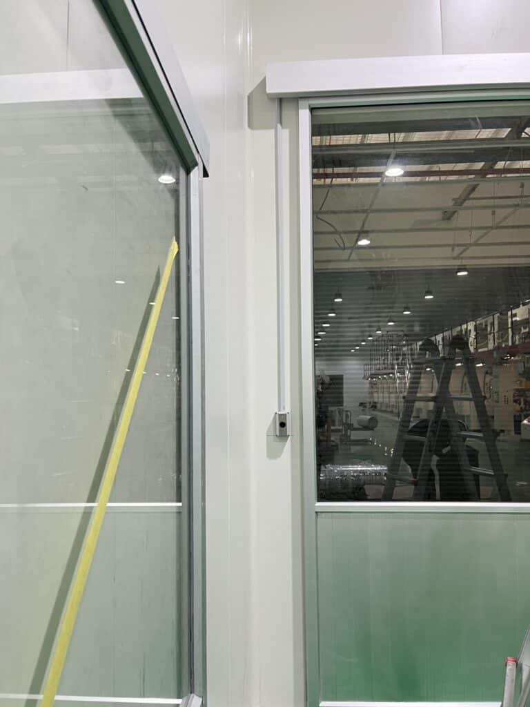 ภาพผลงานติดตั้งประตูบานเลื่อนอัตโนมัติอุตสาหกรรม สำหรับคลีนรูมและ GMP ที่สมุทรสาคร โดย OZ DOOR (7)