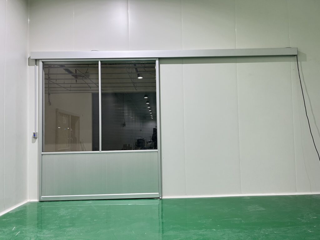ภาพผลงานติดตั้งประตูบานเลื่อนอัตโนมัติอุตสาหกรรม สำหรับคลีนรูมและ GMP ที่สมุทรสาคร โดย OZ DOOR (9)