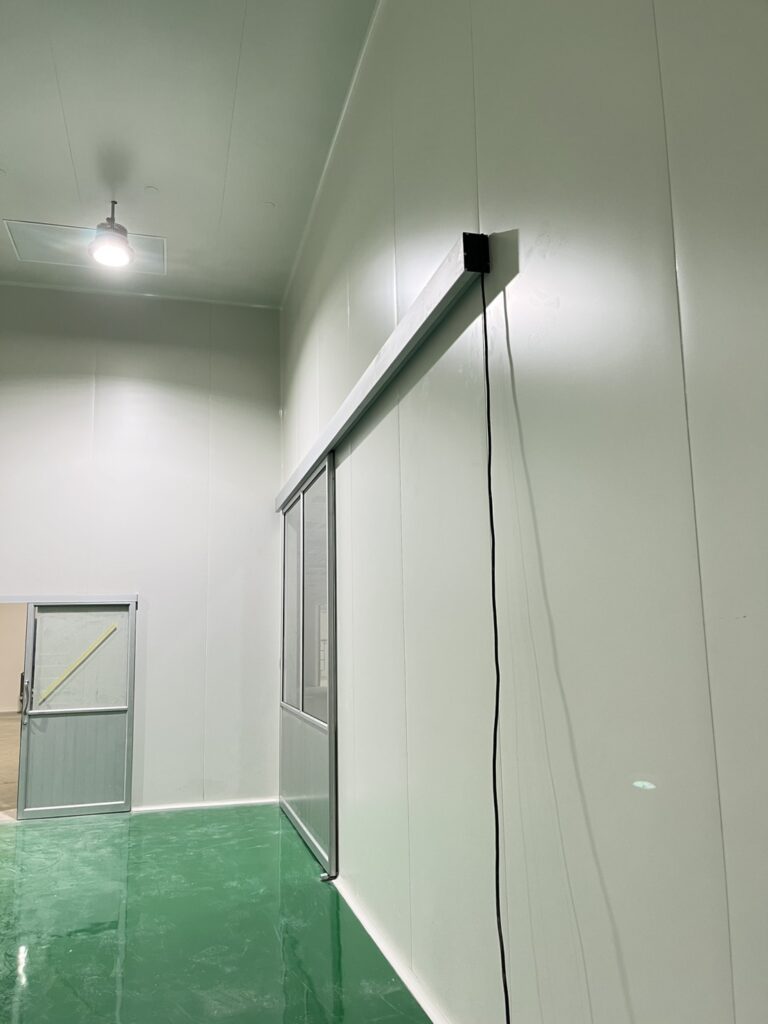 ภาพผลงานติดตั้งประตูบานเลื่อนอัตโนมัติอุตสาหกรรม สำหรับคลีนรูมและ GMP ที่สมุทรสาคร โดย OZ DOOR (10)