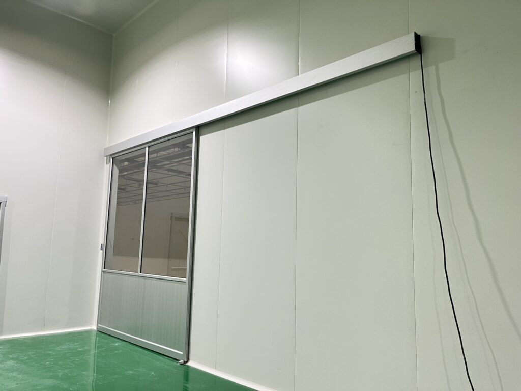 ภาพผลงานติดตั้งประตูบานเลื่อนอัตโนมัติอุตสาหกรรม สำหรับคลีนรูมและ GMP ที่สมุทรสาคร โดย OZ DOOR (11)