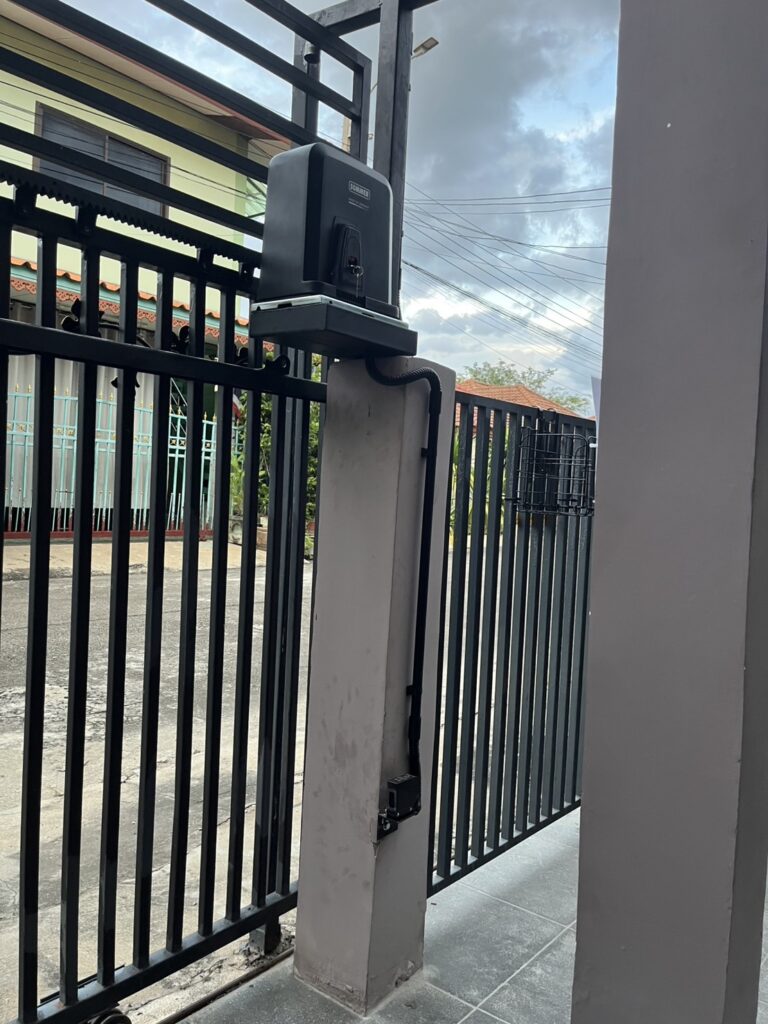 ภาพผลงานติดตั้งมอเตอร์ประตูรั้วบานเลื่อน สำหรับบ้านพักอาศัย ที่นนทบุรี โดย OZ DOOR (2)