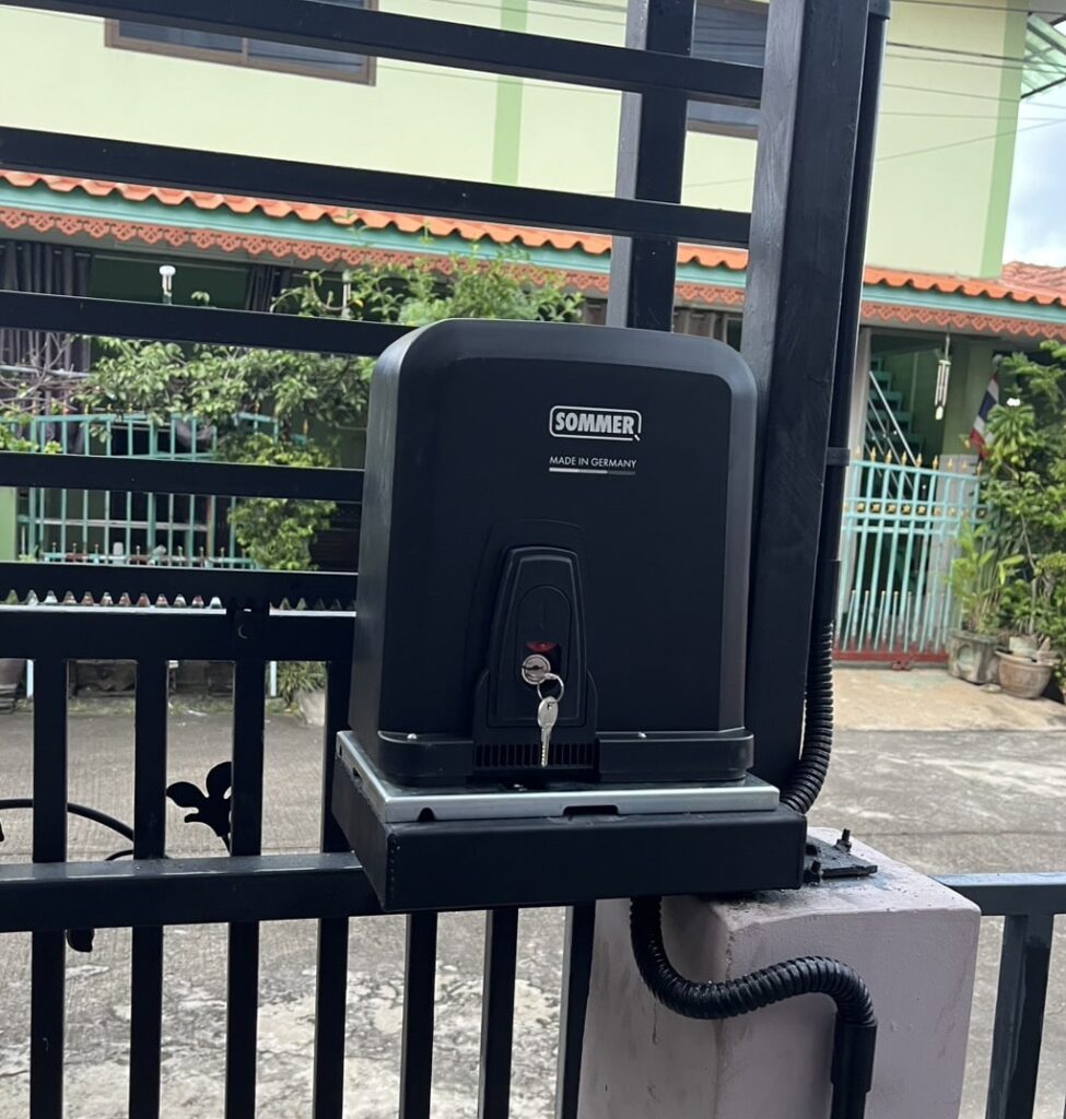 ภาพผลงานติดตั้งมอเตอร์ประตูรั้วบานเลื่อน สำหรับบ้านพักอาศัย ที่นนทบุรี โดย OZ DOOR (3)