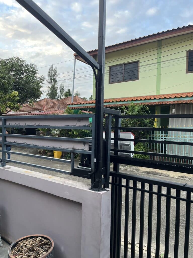 ภาพผลงานติดตั้งมอเตอร์ประตูรั้วบานเลื่อน สำหรับบ้านพักอาศัย ที่นนทบุรี โดย OZ DOOR (4)