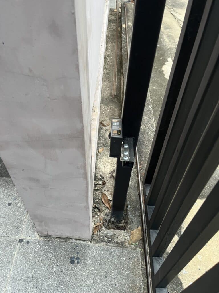 ภาพผลงานติดตั้งมอเตอร์ประตูรั้วบานเลื่อน สำหรับบ้านพักอาศัย ที่นนทบุรี โดย OZ DOOR (6)