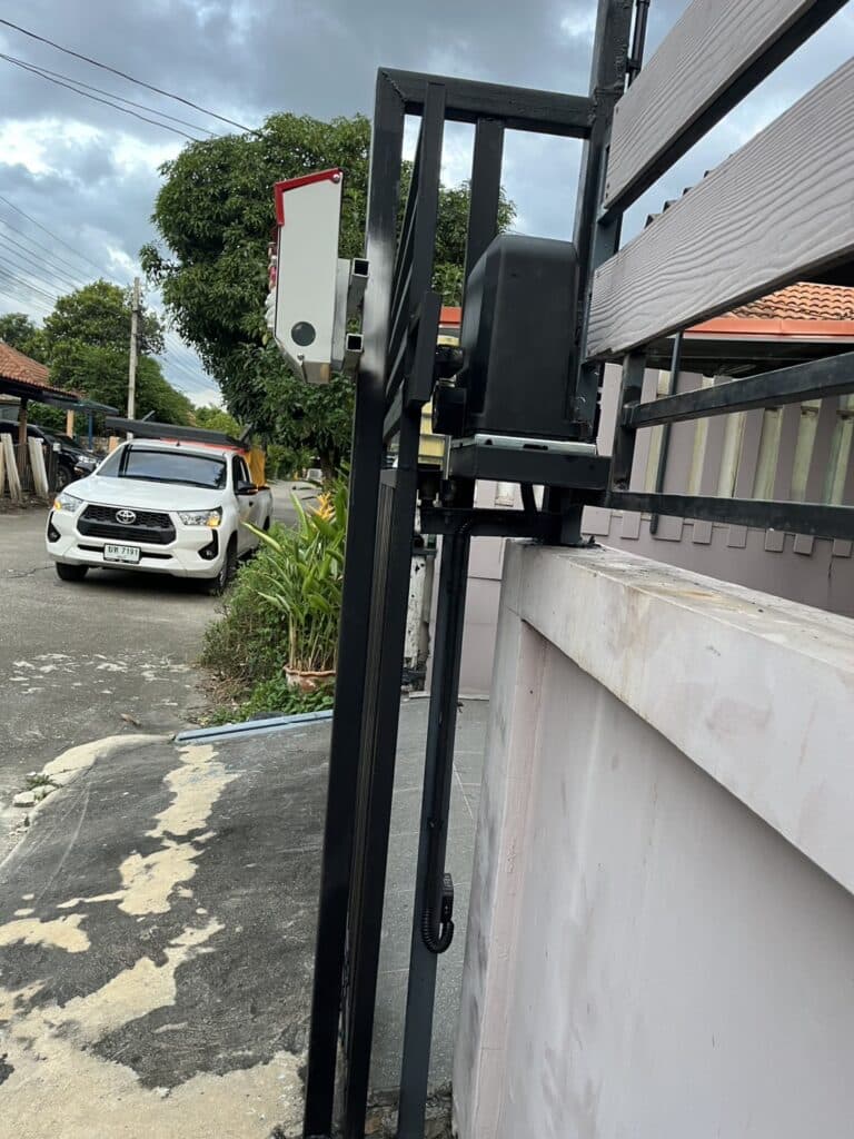 ภาพผลงานติดตั้งมอเตอร์ประตูรั้วบานเลื่อน สำหรับบ้านพักอาศัย ที่นนทบุรี โดย OZ DOOR (7)