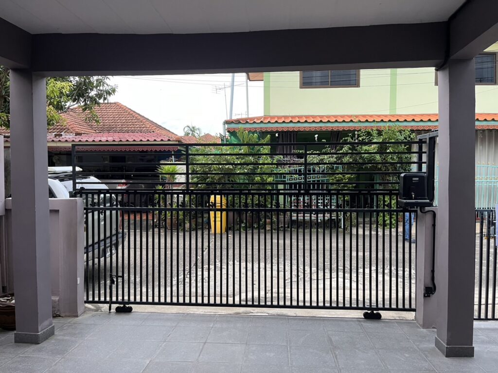 ภาพผลงานติดตั้งมอเตอร์ประตูรั้วบานเลื่อน สำหรับบ้านพักอาศัย ที่นนทบุรี โดย OZ DOOR