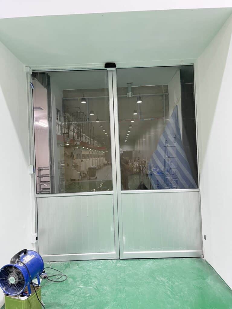 ภาพผลงานติดตั้งประตูบานเลื่อนอัตโนมัติอุตสาหกรรม สำหรับคลีนรูมและ GMP ที่สมุทรสาคร โดย OZ DOOR (14)