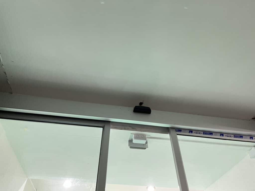 ภาพผลงานติดตั้งประตูบานเลื่อนอัตโนมัติอุตสาหกรรม สำหรับคลีนรูมและ GMP ที่สมุทรสาคร โดย OZ DOOR (15)