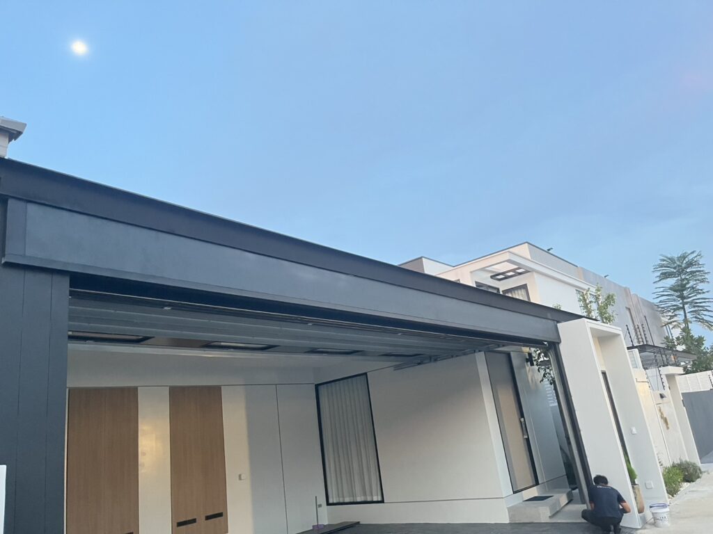 Installation photo of Standard Garage Door for Single House in Chonburi by OZ DOOR (3)