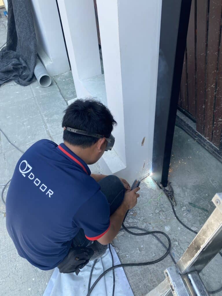 Installation photo of Full View Garage Door for Single House in Bangkok by OZ DOOR (11)