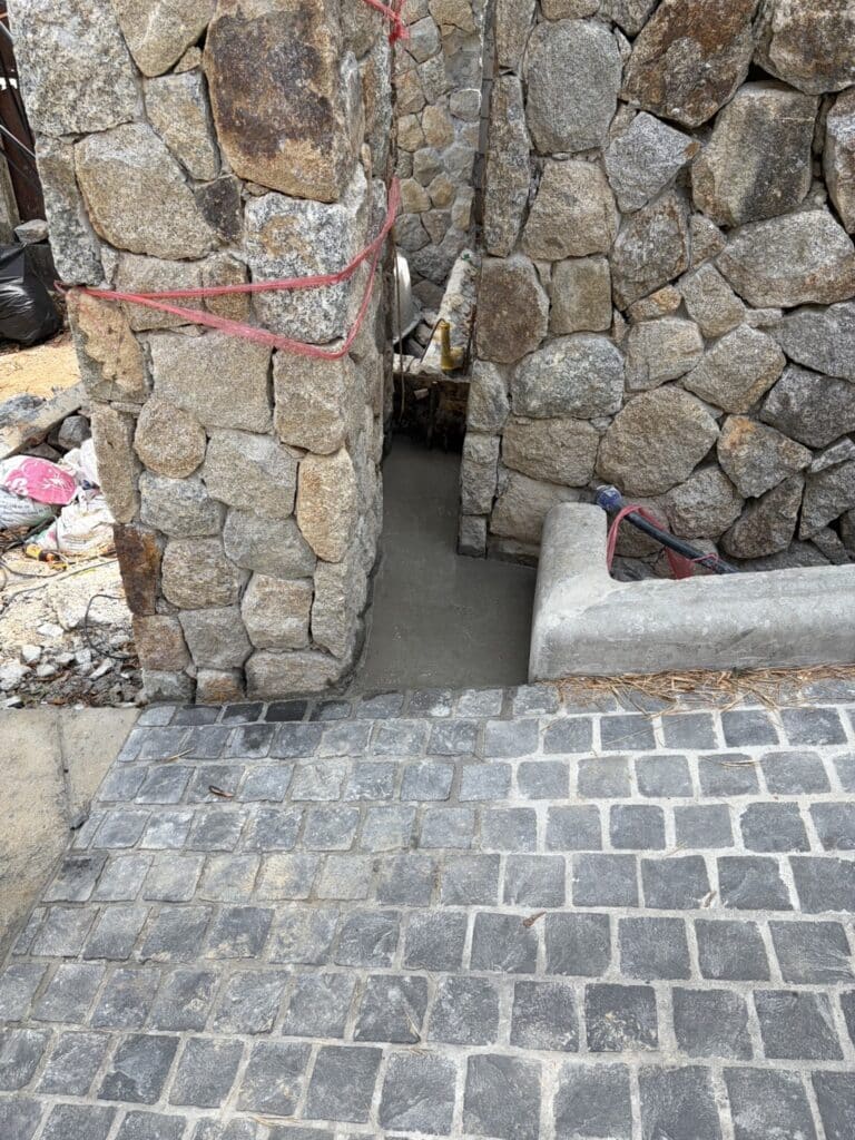 ภาพผลงานติดตั้งประตูรั้วบานเลื่อนแบบ Cantilever สำหรับโครงการที่อยู่อาศัยและผู้พัฒนาอสังหาริมทรัพย์ ที่ภูเก็ต โดย OZ DOOR (4)