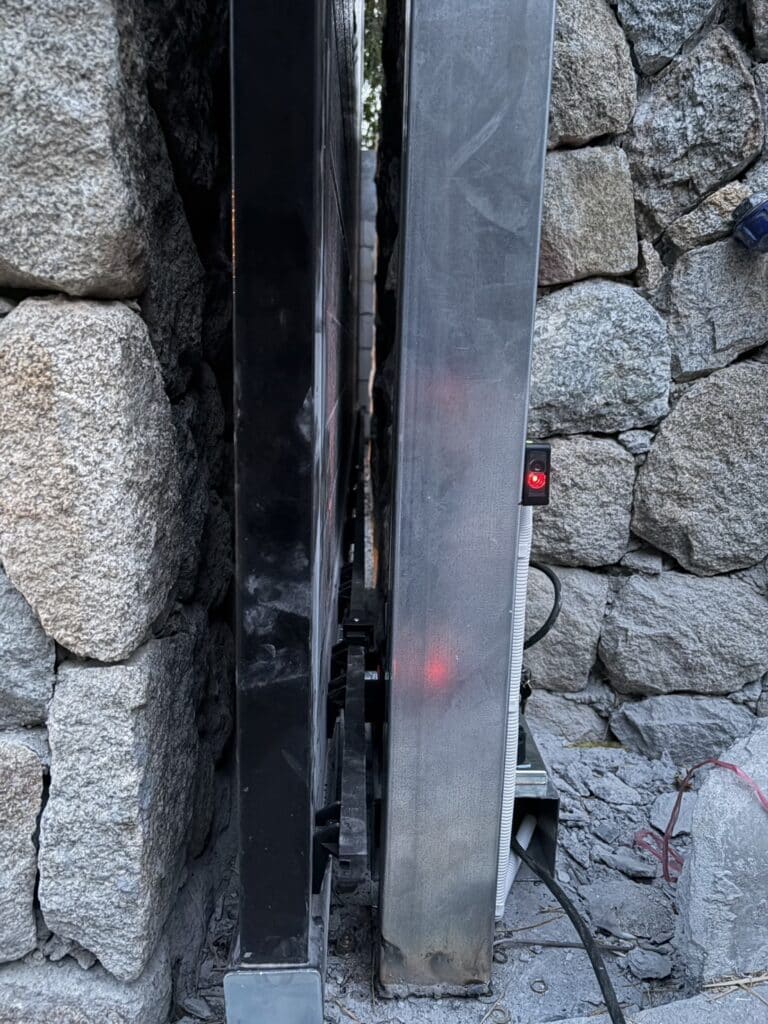 ภาพผลงานติดตั้งประตูรั้วบานเลื่อนแบบ Cantilever สำหรับโครงการที่อยู่อาศัยและผู้พัฒนาอสังหาริมทรัพย์ ที่ภูเก็ต โดย OZ DOOR (3)