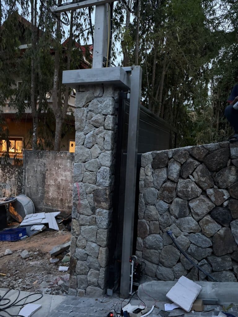 ภาพผลงานติดตั้งประตูรั้วบานเลื่อนแบบ Cantilever สำหรับโครงการที่อยู่อาศัยและผู้พัฒนาอสังหาริมทรัพย์ ที่ภูเก็ต โดย OZ DOOR (6)