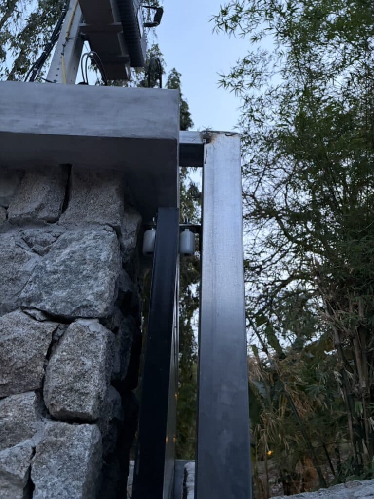 ภาพผลงานติดตั้งประตูรั้วบานเลื่อนแบบ Cantilever สำหรับโครงการที่อยู่อาศัยและผู้พัฒนาอสังหาริมทรัพย์ ที่ภูเก็ต โดย OZ DOOR (7)