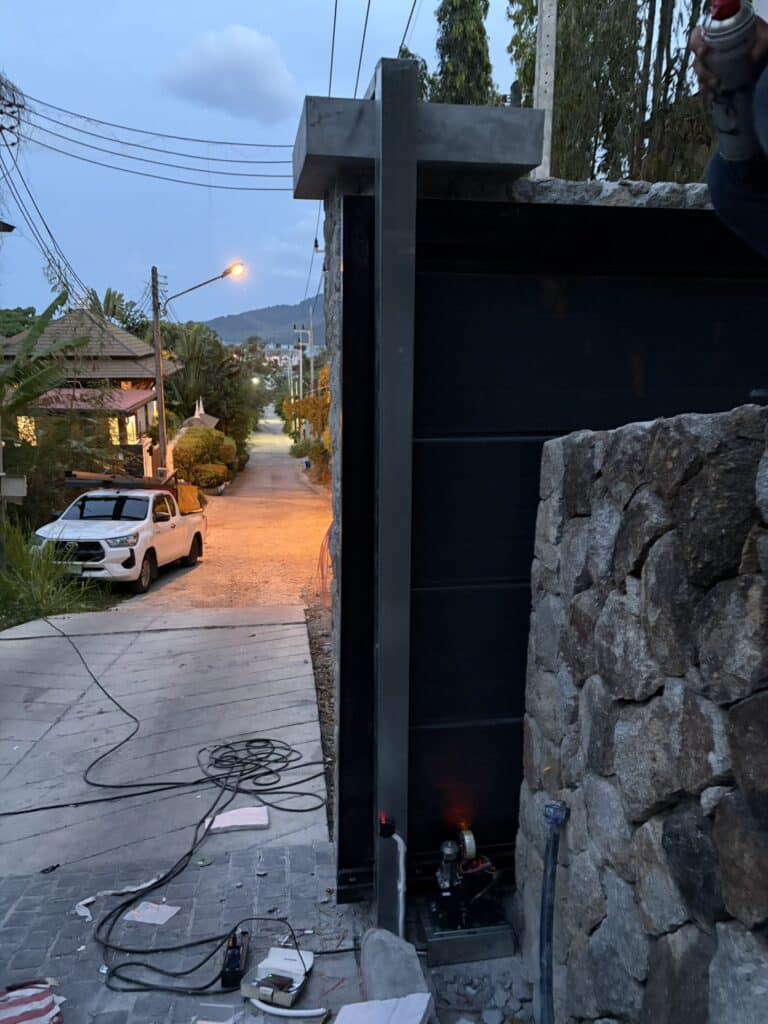 ภาพผลงานติดตั้งประตูรั้วบานเลื่อนแบบ Cantilever สำหรับโครงการที่อยู่อาศัยและผู้พัฒนาอสังหาริมทรัพย์ ที่ภูเก็ต โดย OZ DOOR (8)