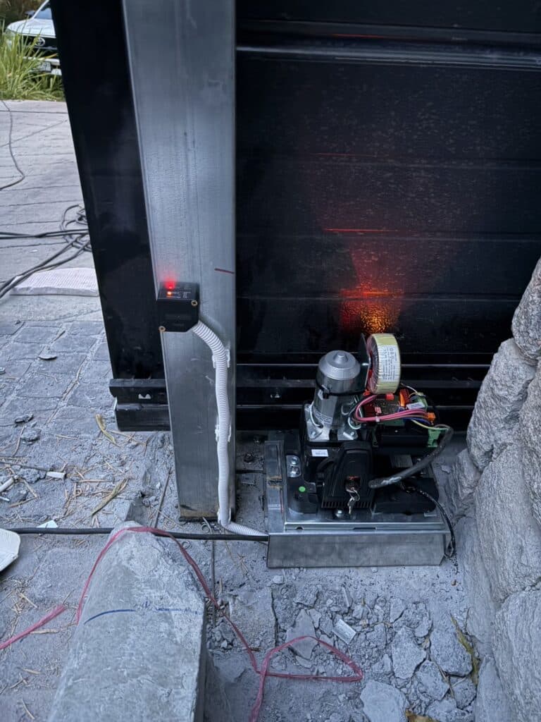 ภาพผลงานติดตั้งประตูรั้วบานเลื่อนแบบ Cantilever สำหรับโครงการที่อยู่อาศัยและผู้พัฒนาอสังหาริมทรัพย์ ที่ภูเก็ต โดย OZ DOOR (9)