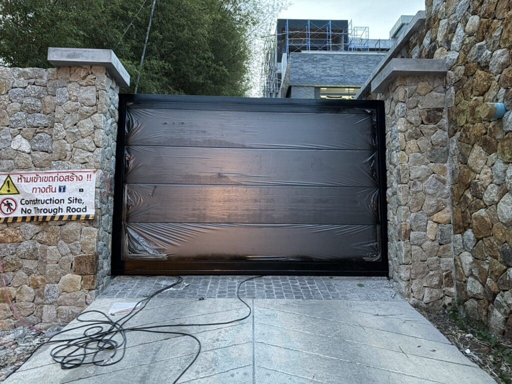 ภาพผลงานติดตั้งประตูรั้วบานเลื่อนแบบ Cantilever สำหรับโครงการที่อยู่อาศัยและผู้พัฒนาอสังหาริมทรัพย์ ที่ภูเก็ต โดย OZ DOOR (10)