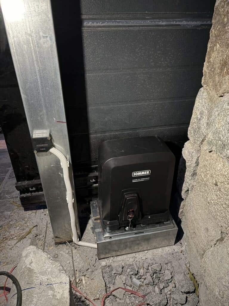 ภาพผลงานติดตั้งประตูรั้วบานเลื่อนแบบ Cantilever สำหรับโครงการที่อยู่อาศัยและผู้พัฒนาอสังหาริมทรัพย์ ที่ภูเก็ต โดย OZ DOOR (2)