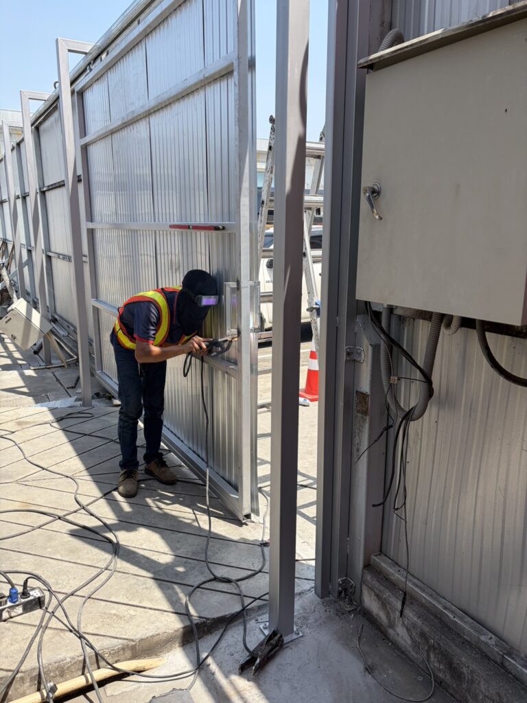 ภาพผลงานติดตั้งประตูรั้วบานเลื่อนแบบ Cantilever สำหรับโรงงานอุตสาหกรรม ที่สมุทรปราการ โดย OZ DOOR (2)