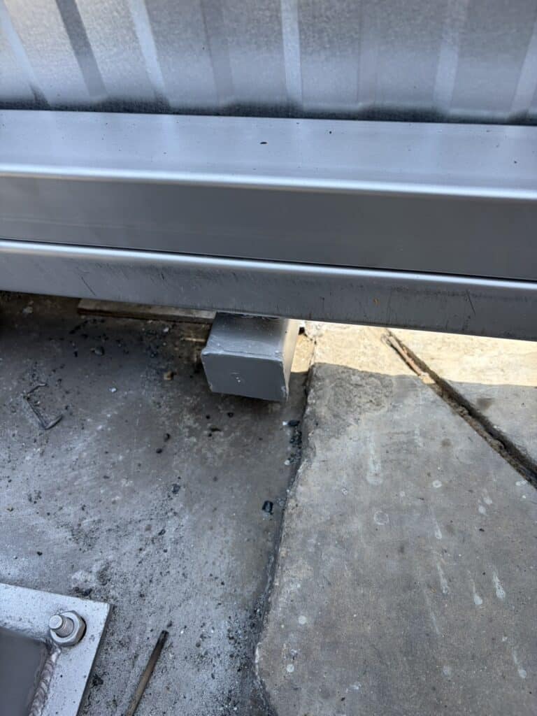 ภาพผลงานติดตั้งประตูรั้วบานเลื่อนแบบ Cantilever สำหรับโรงงานอุตสาหกรรม ที่สมุทรปราการ โดย OZ DOOR (3)