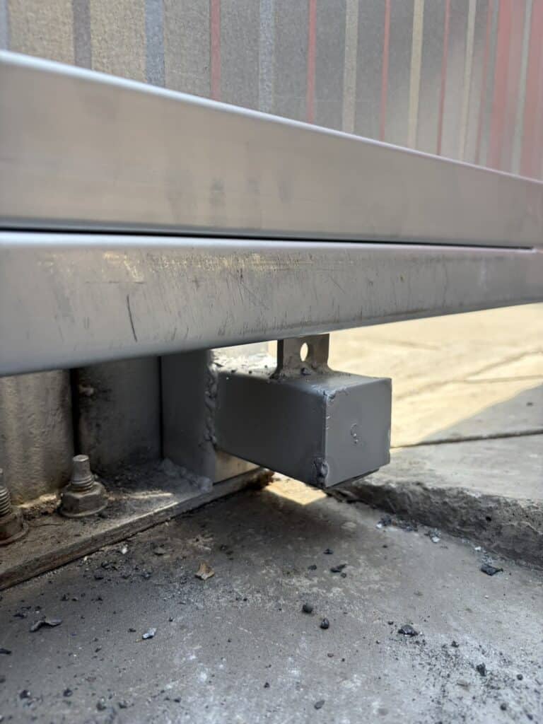 ภาพผลงานติดตั้งประตูรั้วบานเลื่อนแบบ Cantilever สำหรับโรงงานอุตสาหกรรม ที่สมุทรปราการ โดย OZ DOOR (5)