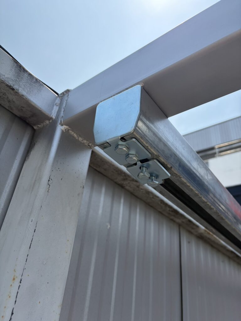 ภาพผลงานติดตั้งประตูรั้วบานเลื่อนแบบ Cantilever สำหรับโรงงานอุตสาหกรรม ที่สมุทรปราการ โดย OZ DOOR (6)