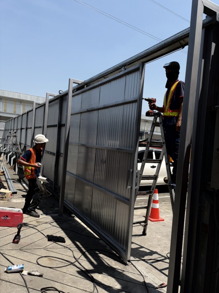 ภาพผลงานติดตั้งประตูรั้วบานเลื่อนแบบ Cantilever สำหรับโรงงานอุตสาหกรรม ที่สมุทรปราการ โดย OZ DOOR (7)