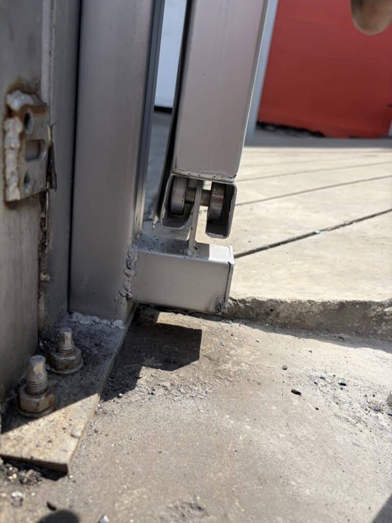 ภาพผลงานติดตั้งประตูรั้วบานเลื่อนแบบ Cantilever สำหรับโรงงานอุตสาหกรรม ที่สมุทรปราการ โดย OZ DOOR (8)