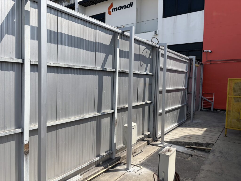 ภาพผลงานติดตั้งประตูรั้วบานเลื่อนแบบ Cantilever สำหรับโรงงานอุตสาหกรรม ที่สมุทรปราการ โดย OZ DOOR (4)