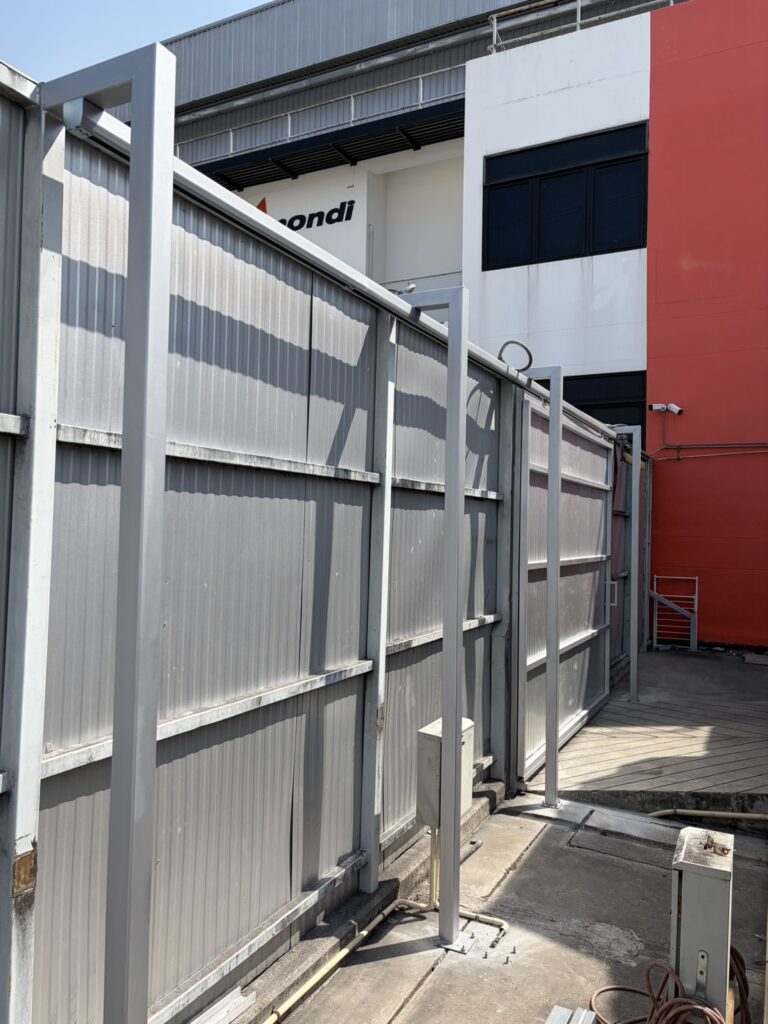 ภาพผลงานติดตั้งประตูรั้วบานเลื่อนแบบ Cantilever สำหรับโรงงานอุตสาหกรรม ที่สมุทรปราการ โดย OZ DOOR (9)