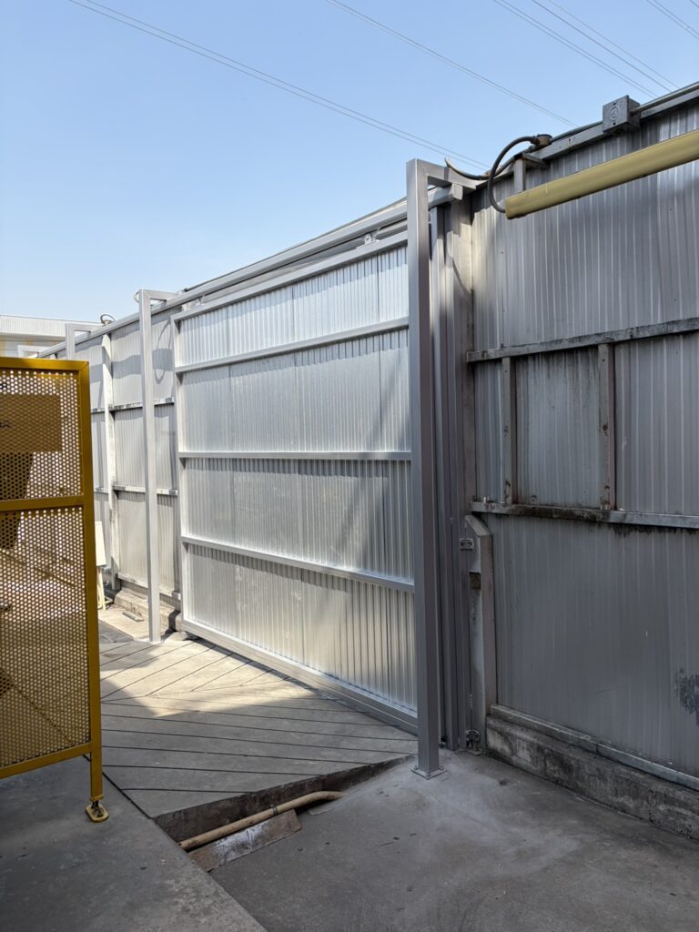 ภาพผลงานติดตั้งประตูรั้วบานเลื่อนแบบ Cantilever สำหรับโรงงานอุตสาหกรรม ที่สมุทรปราการ โดย OZ DOOR (10)