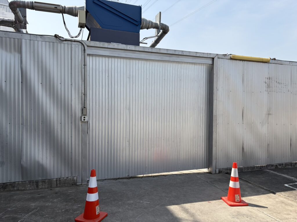 ภาพผลงานติดตั้งประตูรั้วบานเลื่อนแบบ Cantilever สำหรับโรงงานอุตสาหกรรม ที่สมุทรปราการ โดย OZ DOOR