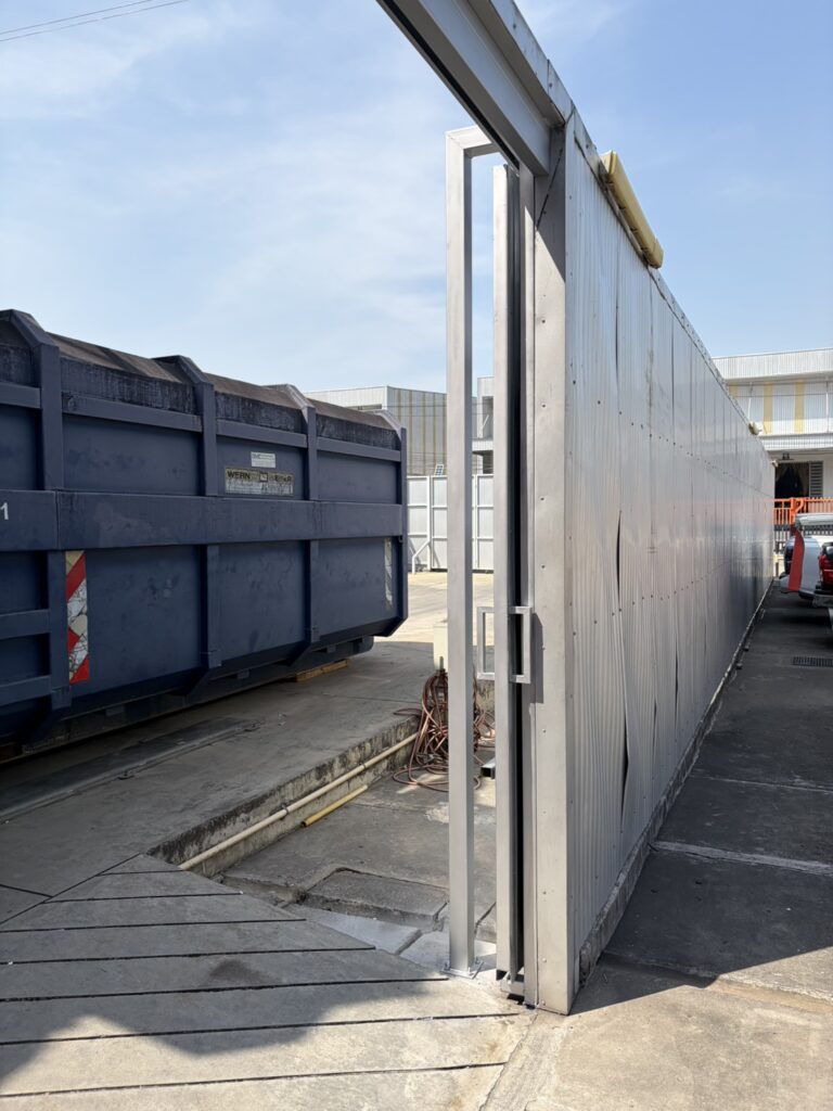 ภาพผลงานติดตั้งประตูรั้วบานเลื่อนแบบ Cantilever สำหรับโรงงานอุตสาหกรรม ที่สมุทรปราการ โดย OZ DOOR (11)