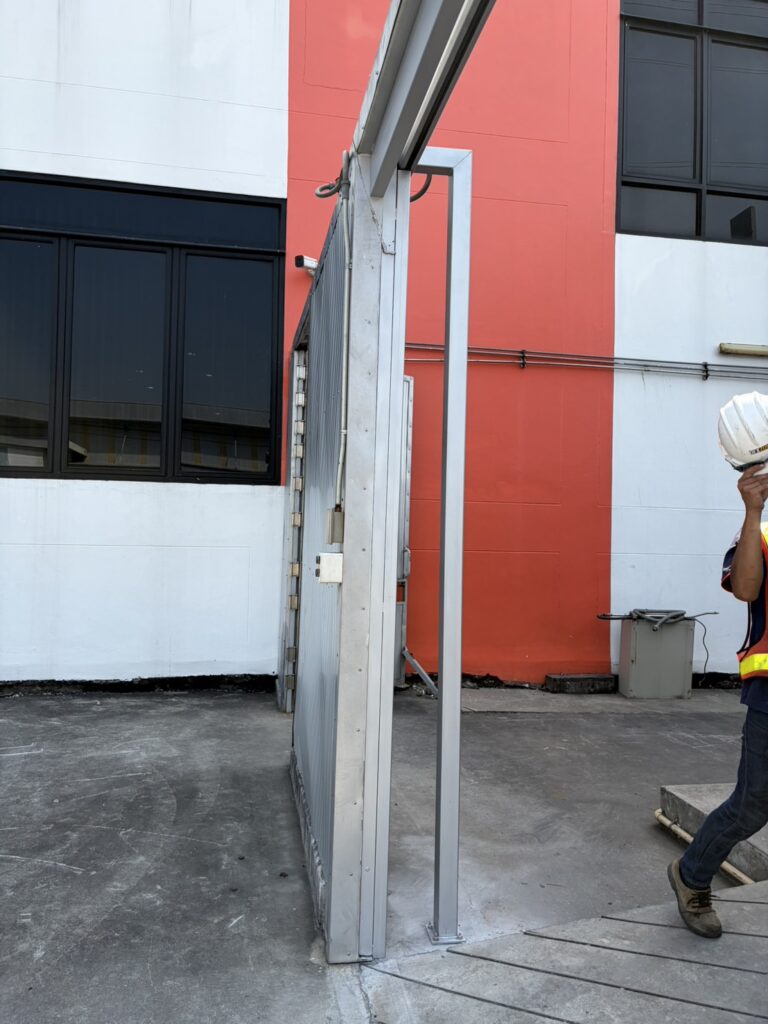 ภาพผลงานติดตั้งประตูรั้วบานเลื่อนแบบ Cantilever สำหรับโรงงานอุตสาหกรรม ที่สมุทรปราการ โดย OZ DOOR (12)