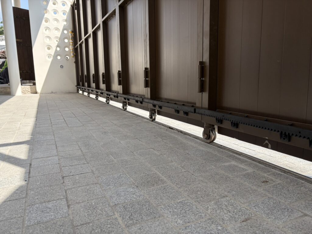 ภาพผลงานติดตั้งมอเตอร์ประตูรั้วบานเลื่อน สำหรับบ้านพักอาศัย ที่กรุงเทพมหานคร โดย OZ DOOR (3)