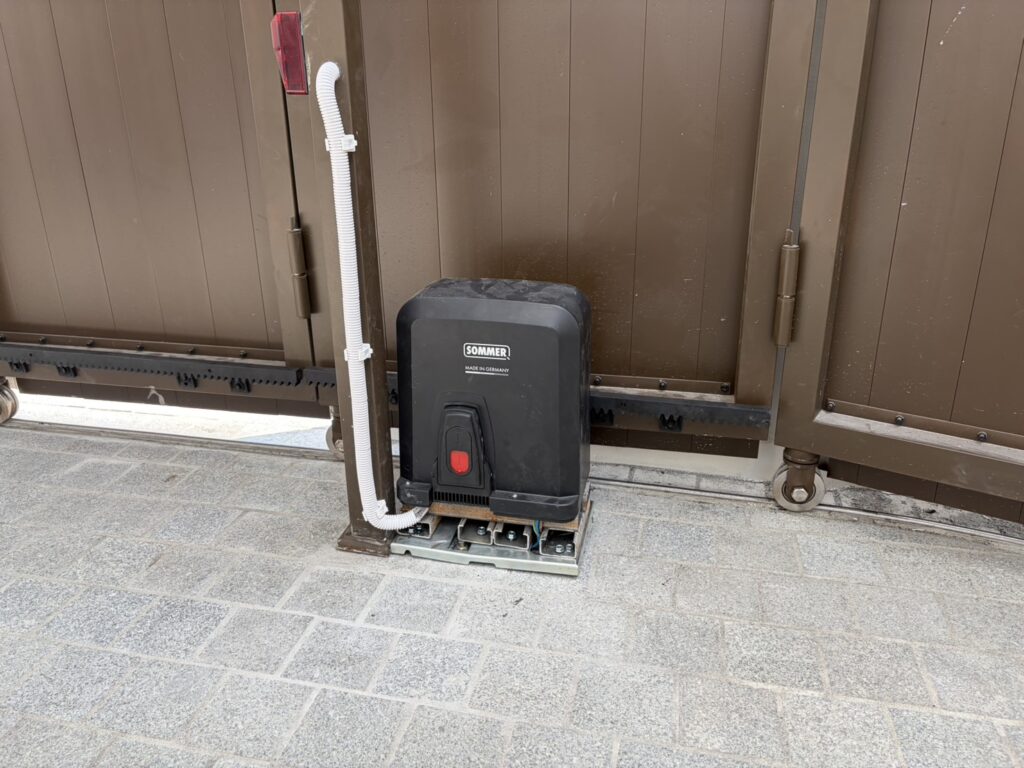 ภาพผลงานติดตั้งมอเตอร์ประตูรั้วบานเลื่อน สำหรับบ้านพักอาศัย ที่กรุงเทพมหานคร โดย OZ DOOR (2)