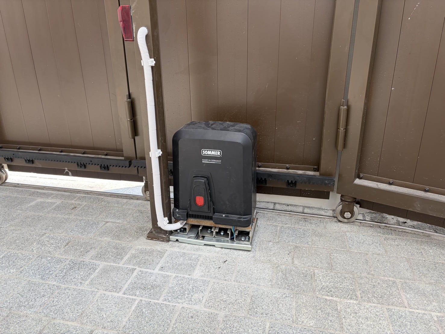 ภาพผลงานติดตั้งประตูรั้วอัตโนมัติ สำหรับบ้านพักอาศัย ที่กรุงเทพมหานคร โดย OZ DOOR