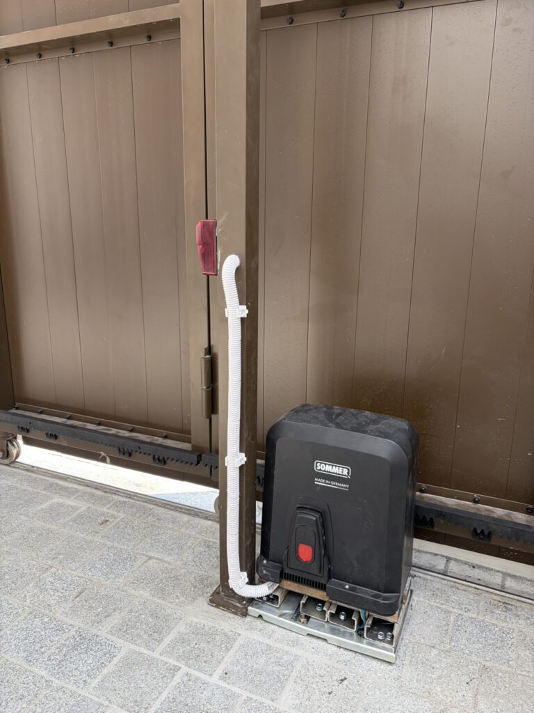 ภาพผลงานติดตั้งมอเตอร์ประตูรั้วบานเลื่อน สำหรับบ้านพักอาศัย ที่กรุงเทพมหานคร โดย OZ DOOR (4)