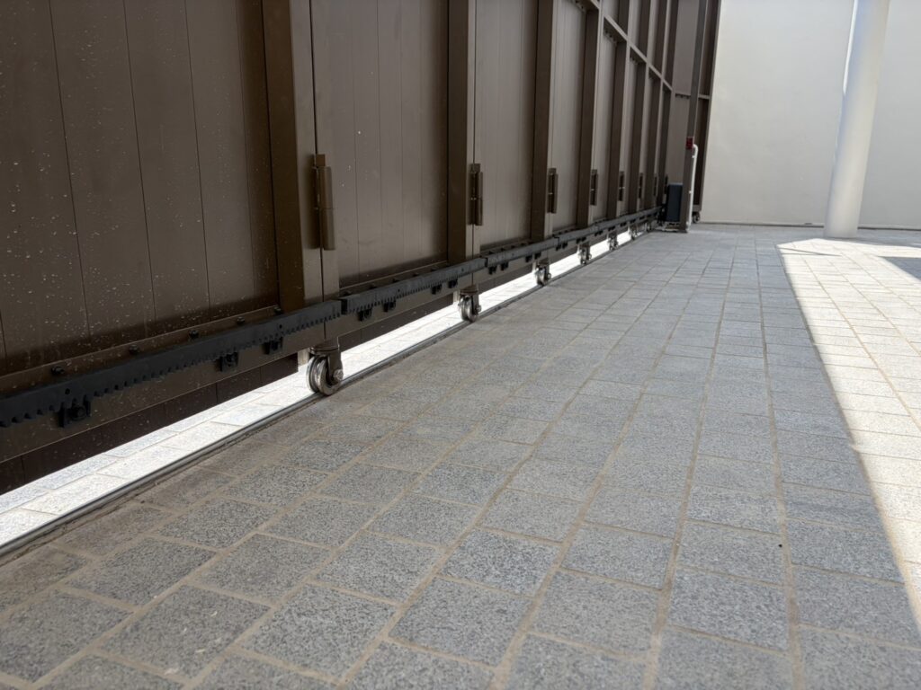 ภาพผลงานติดตั้งมอเตอร์ประตูรั้วบานเลื่อน สำหรับบ้านพักอาศัย ที่กรุงเทพมหานคร โดย OZ DOOR (5)