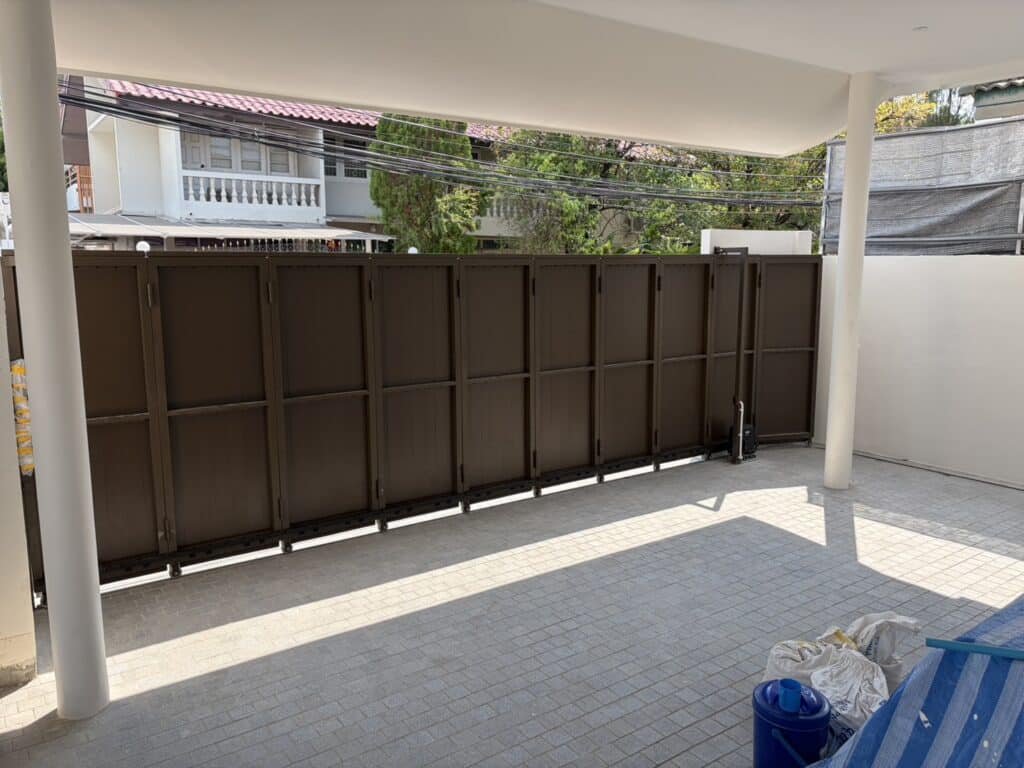 ภาพผลงานติดตั้งมอเตอร์ประตูรั้วบานเลื่อน สำหรับบ้านพักอาศัย ที่กรุงเทพมหานคร โดย OZ DOOR