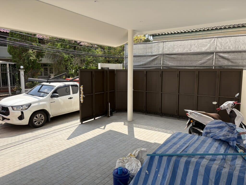 ภาพผลงานติดตั้งมอเตอร์ประตูรั้วบานเลื่อน สำหรับบ้านพักอาศัย ที่กรุงเทพมหานคร โดย OZ DOOR (6)