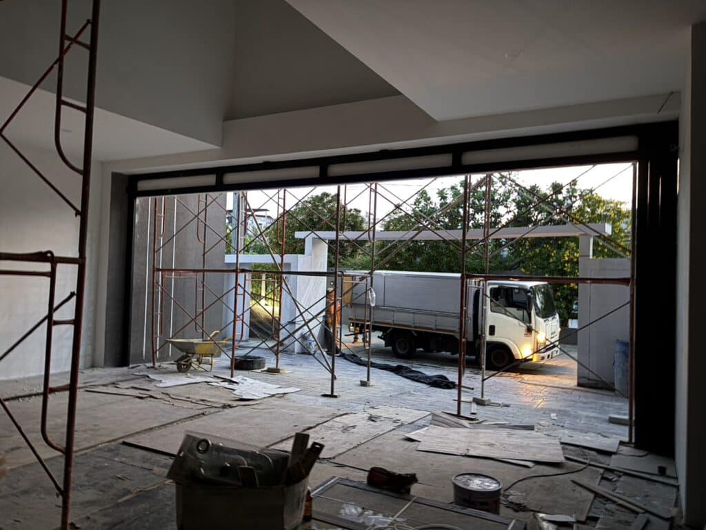 Installation photo of Full View Garage Door for Single House in Bangkok by OZ DOOR (3)