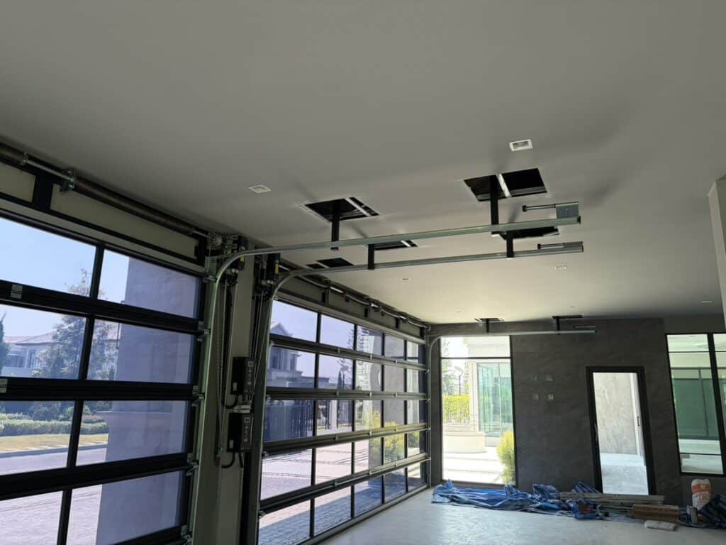 Installation photo of Full View Garage Door for Single House in Bangkok by OZ DOOR (8)
