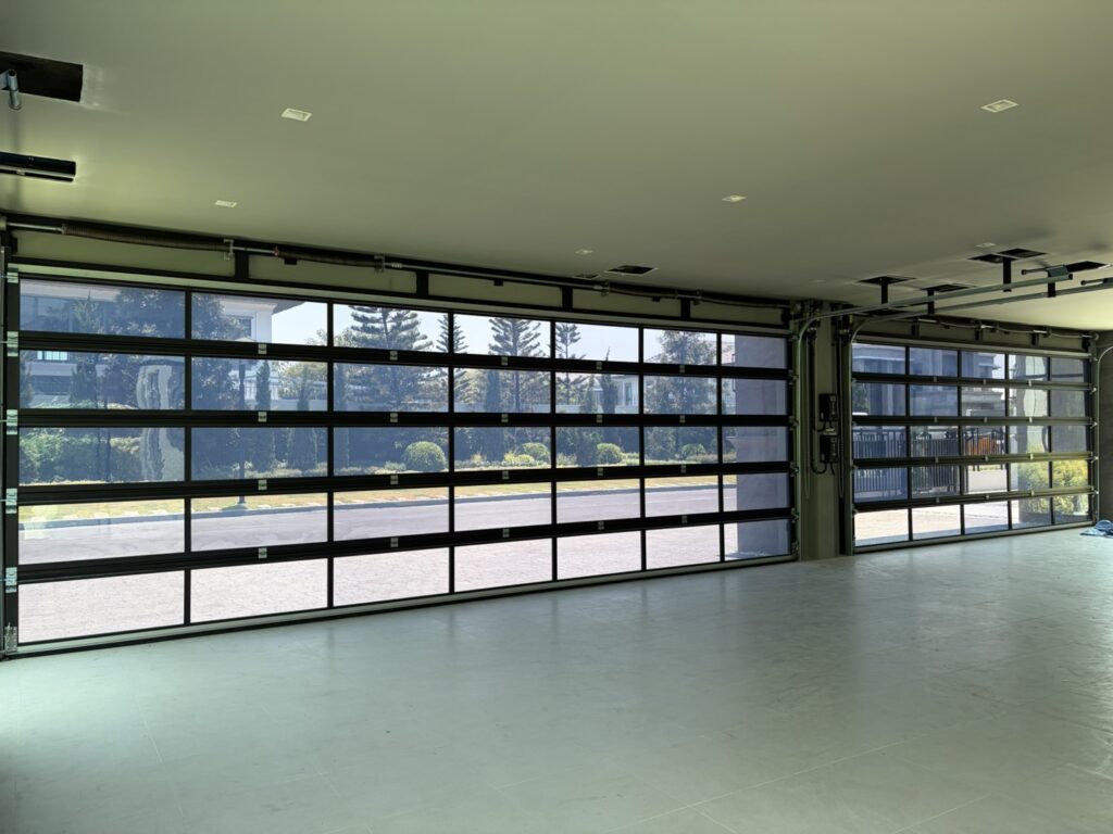 Installation photo of Full View Garage Door for Single House in Bangkok by OZ DOOR (3)