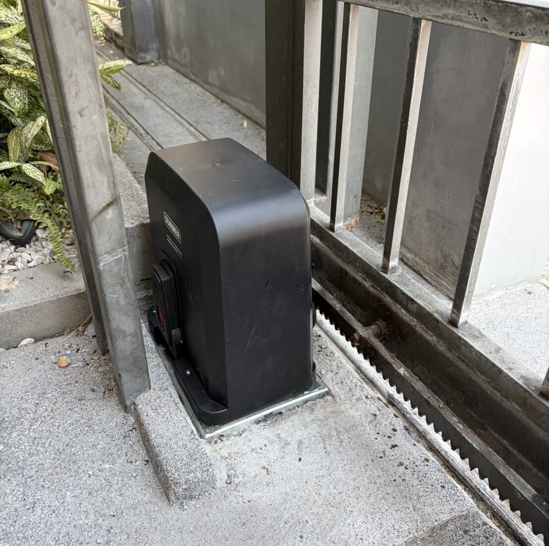 ภาพผลงานติดตั้งประตูรั้วอัตโนมัติ สำหรับบ้านพักอาศัย ที่นนทบุรี โดย OZ DOOR